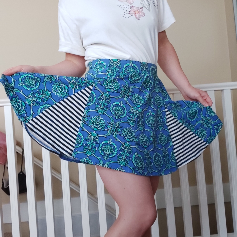 funky patterned mini skirt - Picture 2 of 3